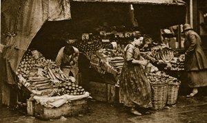 Un verdulero de Commercial Road, East End de Londres de English Photographer